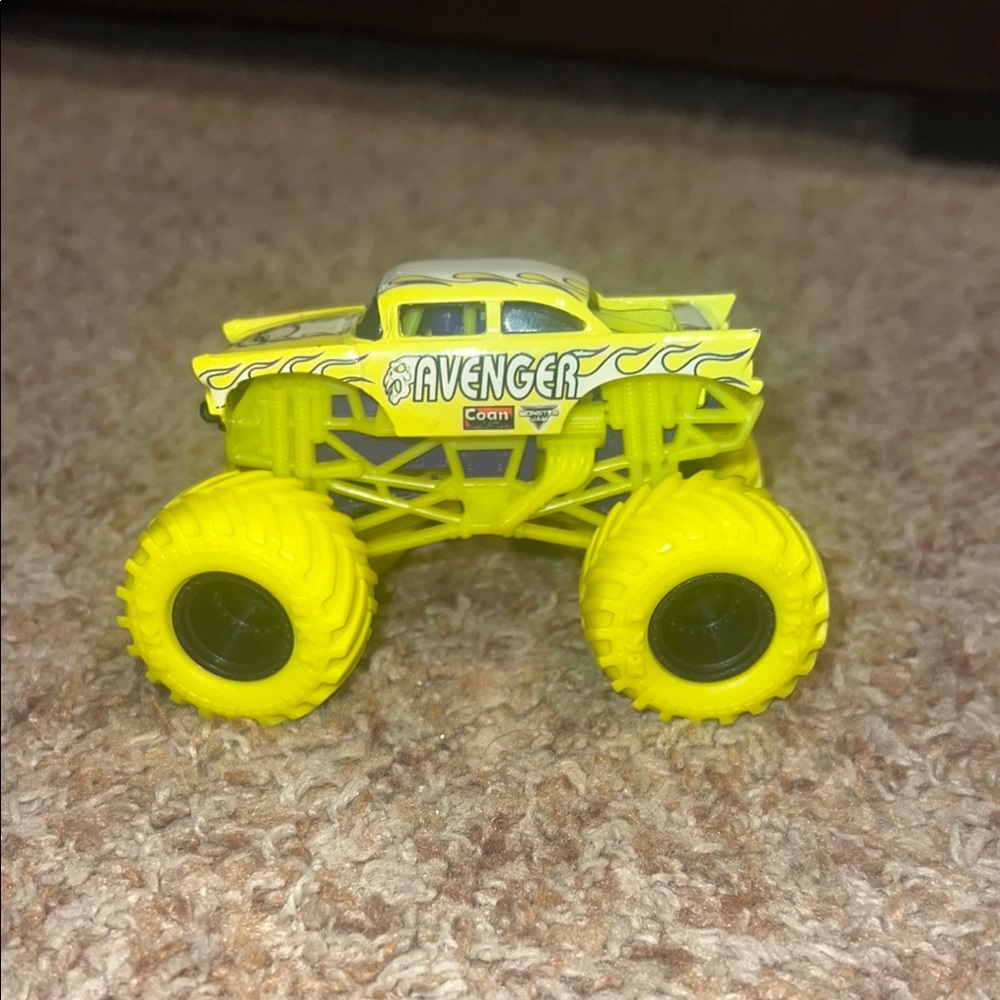 Spin Master Monster Jam AVENGER OVER CHARGED Truck New 1:64